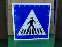 Biểu tượng giao thông mặt trời có thể nhìn thấy rõ ràng Biểu tượng đi bộ đường bộ LED chạy bằng năng lượng mặt trời